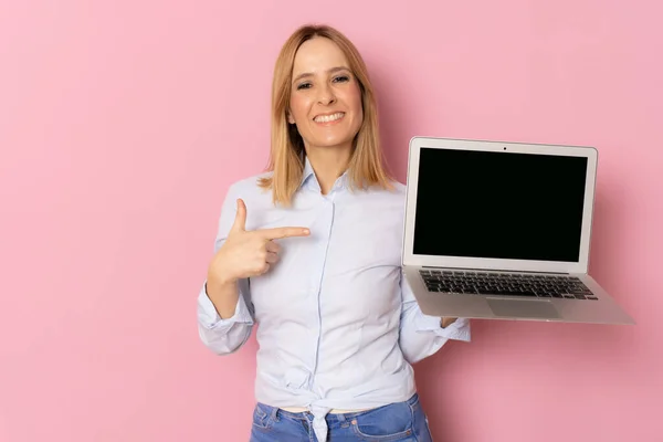 Mulher Feliz Surpresa Camisa Mostrando Tela Computador Portátil Branco Apontando — Fotografia de Stock
