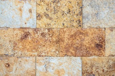 Koyu kahverengi mermer desenli ve doğal şekilli.