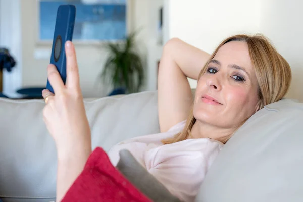 Nahaufnahme Porträt Einer Jungen Frau Entspannt Auf Dem Sofa Liegend — Stockfoto