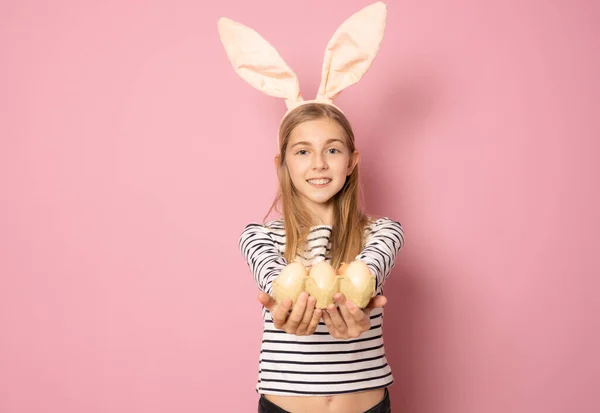 Frohe Ostern Schöne Junge Mädchen Lächeln Tragen Hasenohren Halten Ostereier — Stockfoto