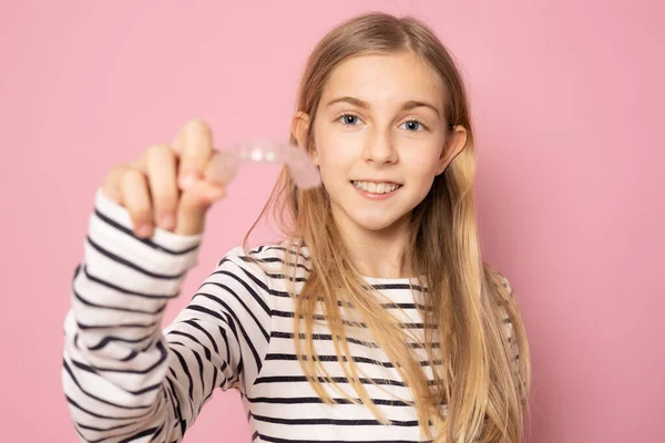 Piękna Młoda Dziewczyna Pokazując Ortodontyczny Trener Silikonowy Izolowane Różowym Tle — Zdjęcie stockowe