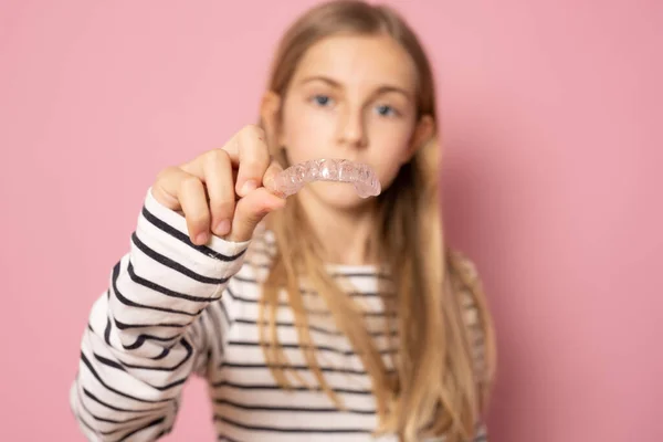 Pembe Arka Planda Izole Edilmiş Ortodontik Silikon Eğitmeni Gösteren Güzel — Stok fotoğraf