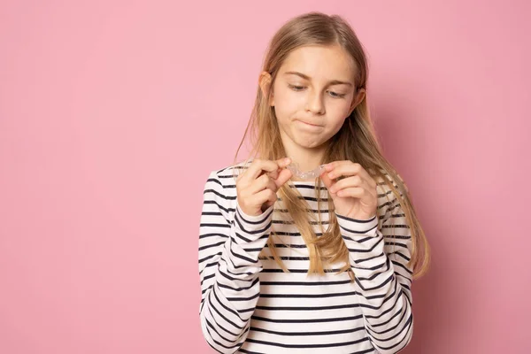 Piękna Młoda Dziewczyna Pokazując Ortodontyczny Trener Silikonowy Izolowane Różowym Tle — Zdjęcie stockowe