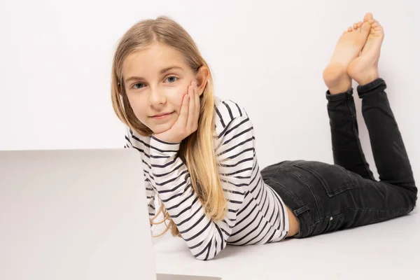 Młoda Rudawa Dziewczyna Leżąca Podłodze Pomocą Laptopa Izolowane Białym Tle — Zdjęcie stockowe