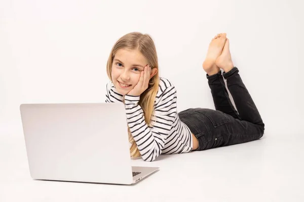 Jong Peperachtig Meisje Liggen Vloer Met Behulp Van Laptop Geïsoleerd — Stockfoto