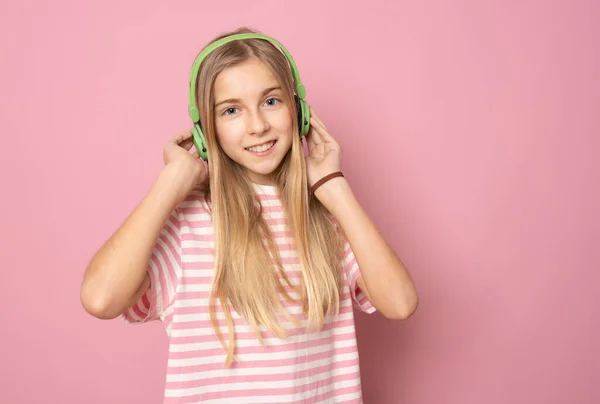 Przyjazny Biały Nastolatek Dziewczyna Paski Shirt Noszenie Słuchawki Słuchanie Muzyki — Zdjęcie stockowe