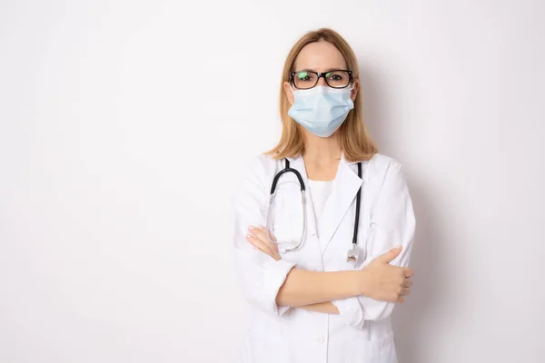 자신있는 의사가 의료용 마스크를 있습니다 초상화 — 스톡 사진