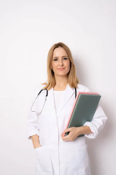 Jonge Dokter Vrouw Geïsoleerde Achtergrond Glimlachend Geïsoleerd Witte Achtergrond Medisch — Stockfoto