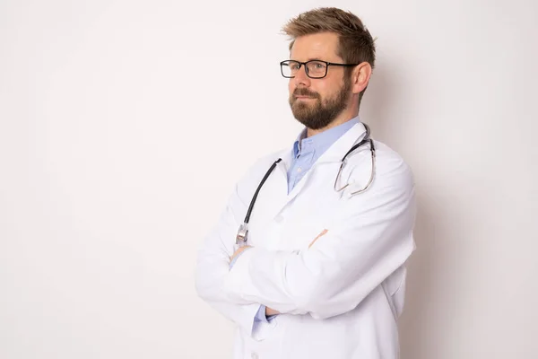 Kollarını Katlamış Poz Veren Genç Bir Erkek Doktor Beyaz Arka — Stok fotoğraf