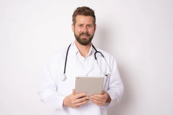 배경에 태블릿을 의학적 — 스톡 사진