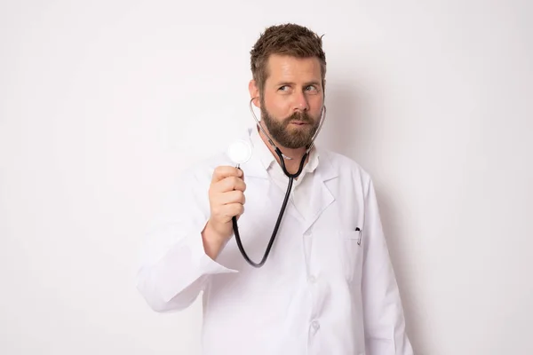 가운을 수염을 의사가 배경에 청진기를 의학적 — 스톡 사진