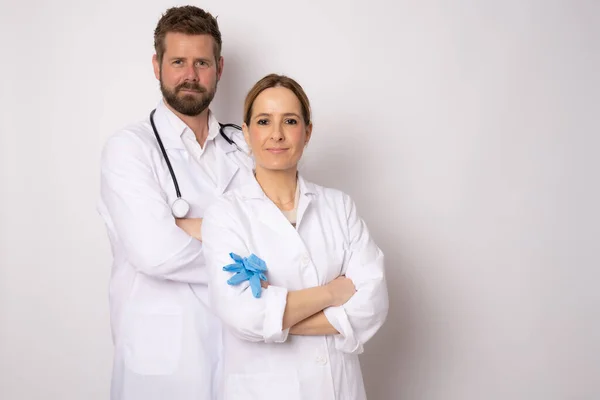 Blanke Dokterspartners Dragen Een Medisch Uniform Een Geïsoleerde Witte Achtergrond — Stockfoto