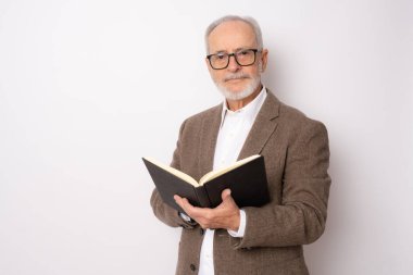 Beyaz arka planda izole bir şekilde duran zarif giyinmiş yaşlı bir adamın portresi..