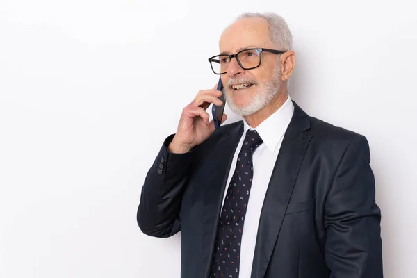 Primer Plano Retrato Hombre Mayor Feliz Hablando Teléfono Inteligente Pie — Foto de Stock