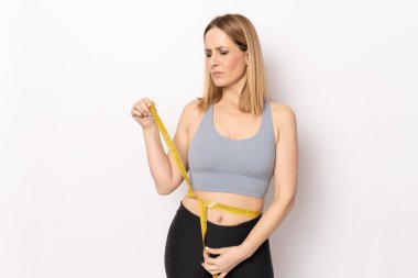 Güzel fitness genç kadın. Bant ince bel. Üniformalı forma giyme, izole beyaz arka plan..