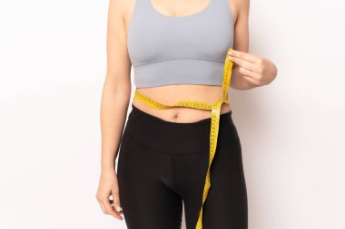 Güzel fitness genç kadın. Bant ince bel. Üniformalı forma giyme, izole beyaz arka plan..
