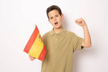 İspanya 'dan gelen küçük beyaz çocuk bayrağı başarılı bir jest yapıyor..