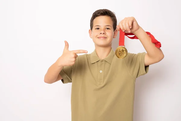 Niño Mostrando Medalla Oro Sobre Fondo Blanco —  Fotos de Stock