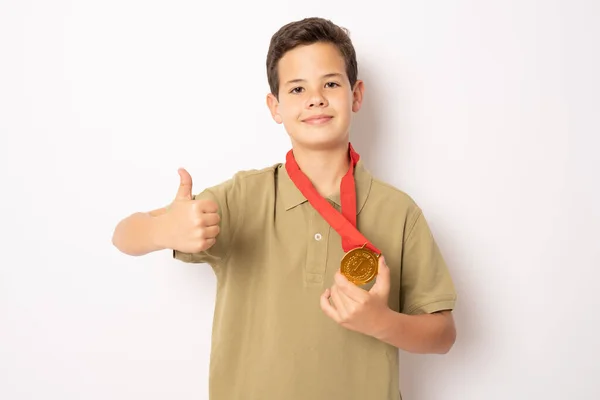 Niño Mostrando Medalla Oro Con Pulgar Hacia Arriba Sobre Fondo —  Fotos de Stock