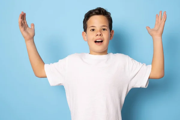 Aufgeregter Kleiner Junge Lässigem Shirt Steht Isoliert Vor Blauem Hintergrund — Stockfoto