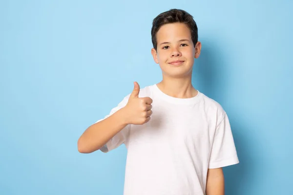 Söt Ung Pojke Ledig Shirt Visar Tummen Upp Isolerad Över — Stockfoto