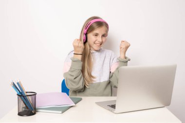 Beyaz arka planda çalışan harika bir kız. Eğitim kavramı.