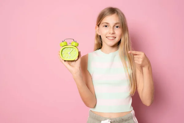 Güzel Güler Yüzlü Bir Kız Pembe Arka Planda Duran Çalar — Stok fotoğraf