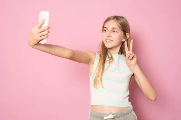 Emocionada Niña Rubia Años Edad Ropa Verano Haciendo Selfie Aislado — Foto de Stock