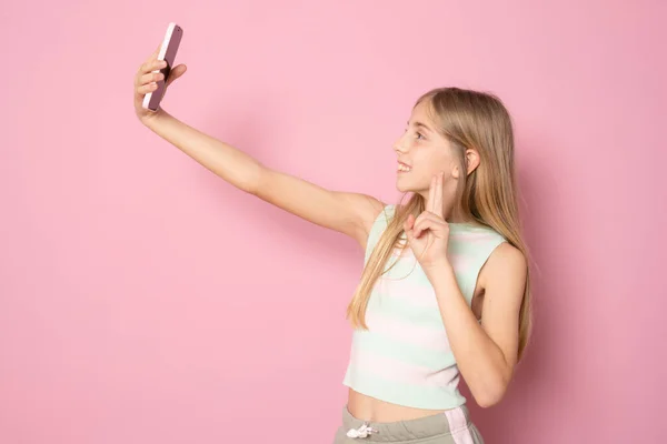 Emocionada Niña Rubia Años Edad Ropa Verano Haciendo Selfie Aislado — Foto de Stock