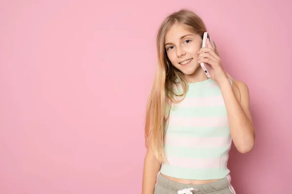 Liten Flicka Stående Isolerad Rosa Bakgrund Talar Med Vän Smartphone — Stockfoto