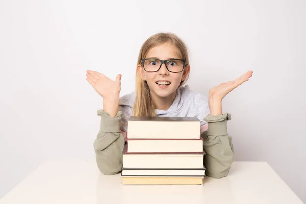 Erstaunt Mädchen Brille Mit Stapel Bücher Isoliert Auf Weißem Hintergrund — Stockfoto
