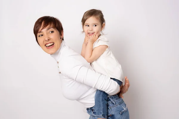 Foto Mami Bastante Joven Abrazando Pequeña Hija Pie Aislada Sobre — Foto de Stock