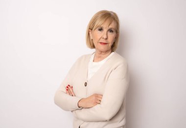 Çapraz kolları poz izole yaşlı kadın