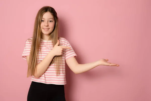 Neşeli Genç Kız Mutlu Gülümseme Ürün Tanıtımı Pembe Renkli Arka — Stok fotoğraf