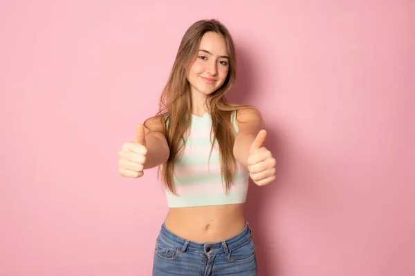 Glimlachen Mooie Jonge Vrouw Tonen Duimen Omhoog Geïsoleerd Roze Achtergrond — Stockfoto