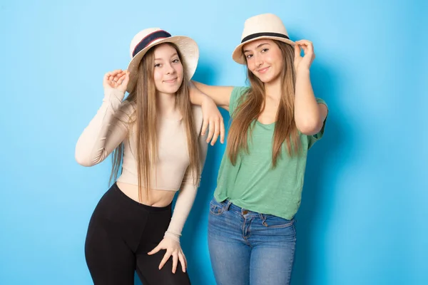 Портрет Двух Веселых Молодых Женщин Соломенной Шляпе Стоящих Вместе Смотрящих — стоковое фото