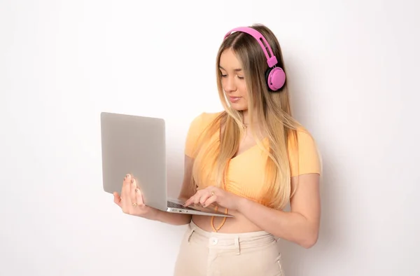 Afbeelding Van Vrolijke Verbaasd Jonge Vrouw Met Een Koptelefoon Die — Stockfoto