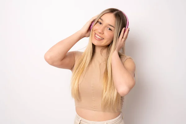Uśmiechnięta Młoda Kobieta Słuchawkach Słuchająca Muzyki Odizolowanej Białym Tle — Zdjęcie stockowe