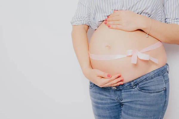 Vista Recortada Chica Embarazada Atractiva Tocando Gran Preparación Paternidad Estomacal —  Fotos de Stock