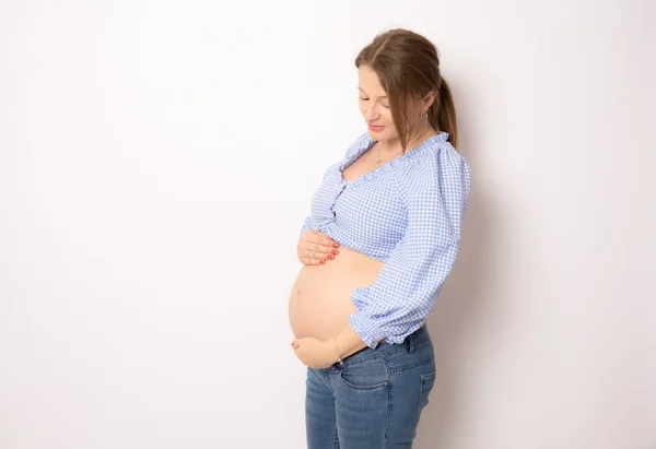 Retrato Mujer Embarazada Feliz Aislado Sobre Fondo Blanco —  Fotos de Stock