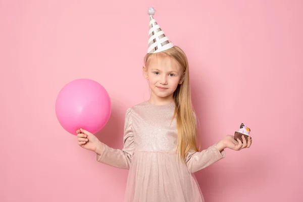 Χαριτωμένο Αξιολάτρευτο Μικρό Καυκάσιο Μικρό Κορίτσι Γιορτάζει Γενέθλια Ενώ Κρατώντας — Φωτογραφία Αρχείου