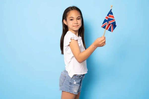 Menina Bonito Segurando Uma Bandeira Reino Unido Grã Bretanha Bandeira — Fotografia de Stock