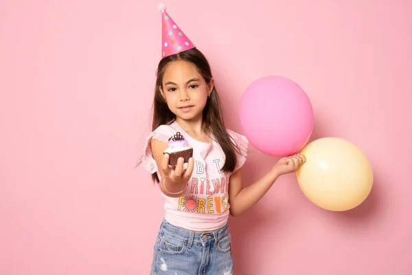 Χαμογελώντας Αξιολάτρευτο Κοριτσάκι Ποζάρουν Παστέλ Ροζ Μπαλόνια Αέρα Απομονώνονται Ροζ — Φωτογραφία Αρχείου