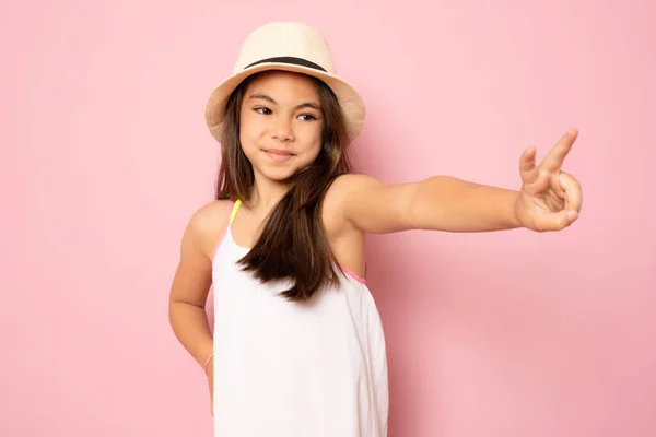 Beautiful Little Girl Wearing Straw Hat Showing Peace Symbol Standing — Stok fotoğraf