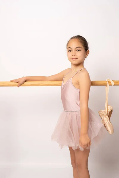 Schöne Kleine Ballerina Steht Isoliert Auf Weißem Hintergrund — Stockfoto