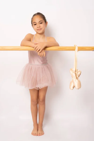 Прекрасна Маленька Балерина Стоїть Ізольовано Білому Тлі — стокове фото