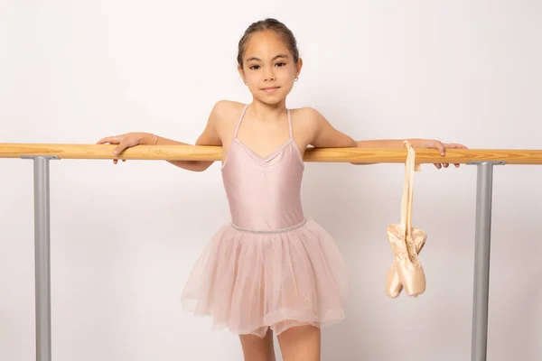 Schöne Kleine Ballerina Steht Isoliert Auf Weißem Hintergrund — Stockfoto