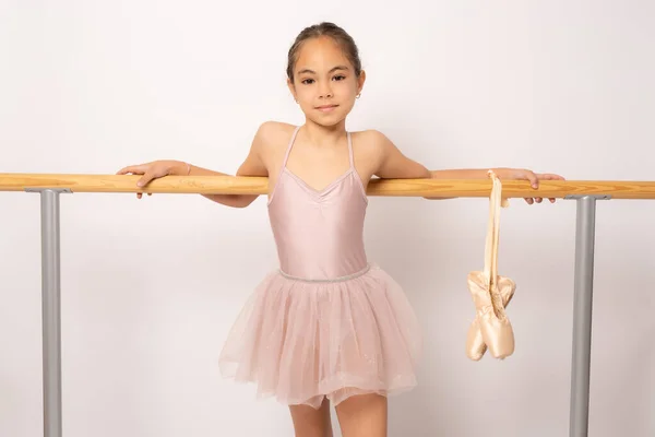 Vacker Liten Ballerina Stående Isolerad Över Vit Bakgrund — Stockfoto