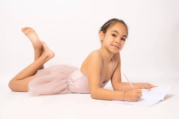 Pequena Bailarina Menina Deitada Chão Posando Para Câmera — Fotografia de Stock