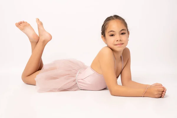 Kleine Ballerina Liegt Auf Dem Boden Und Posiert Für Die — Stockfoto